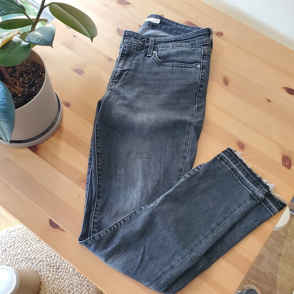 NWOT Levi's 711 Skinny Jeans w/ Raw Hem